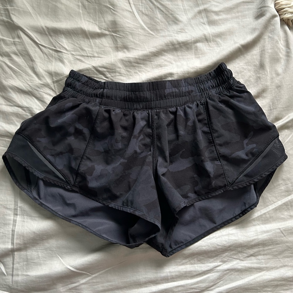 Black camo lululemon hotty hot shorts (LR 2.5)